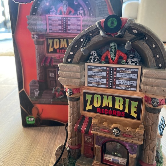 LEMAX SPOOKY TOWN: Zombie Records 🖤🧟‍♂️ Halloween Village/Miniature Building - Picture 11 of 11